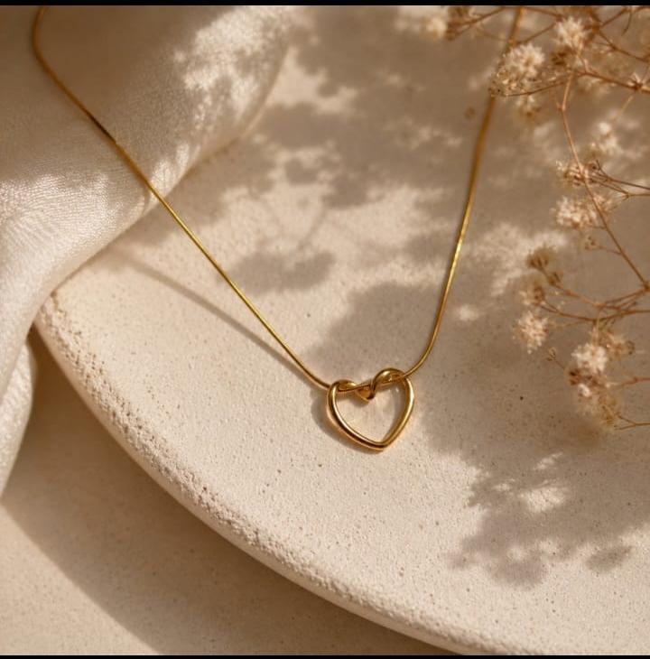The Aurelia Linked Heart Pendant Necklace 18K Gold Plated Anti-Tarnish Chain